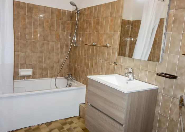 شقة Hameau La Madrague-8 By Interhome